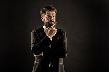 Resmi etkinlik kıyafet kuralı. Klasik bir tarz. Erkek giyim klasiği. Papyonlu sakallı adam. İyi giyimli ve titiz. Hipster resmi takım elbise smokini. Eski ve klasik arasındaki fark
