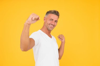 Büyük bir değişiklik yapmalıyız. Sorunların üstesinden gel. Orta yaş krizi erkekleri etkiliyor. Kişinin yaşlanmasına neden olan olayların neden olduğu psikolojik bir kriz. Orta yaş krizi hayatı değiştiriyor. Olgun adam.