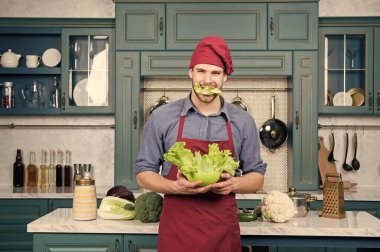 Fitness diyeti. En iyi yemek. Sağlıklı yiyecekler. Vejetaryen tarifi. Mutfakta vejetaryen şef. Diyet ve organik gıda. Sakallı adam aşçı. Şapkalı aşçı. Aşçılık dersi. Yemek hazırlamak. Uygun beslenme