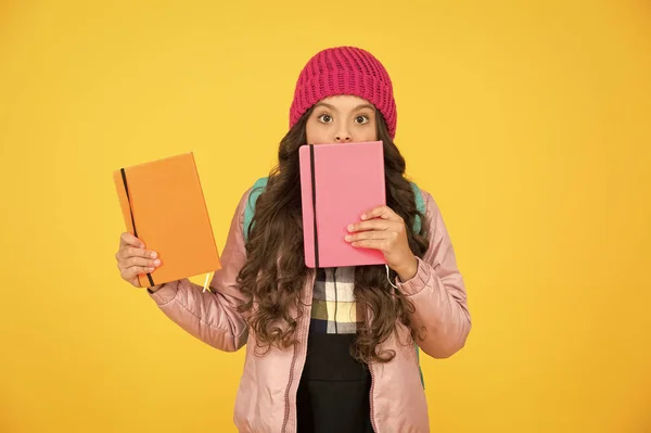 Esplora i libri a sorpresa. Sorpreso bambino tenere libri sfondo giallo. Ragazzina con un'emozione a sorpresa sul viso. Concetto di sorpresa. Le buone storie sorprendono il lettore. Sconosciuto e inaspettato — Foto Stock