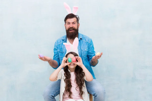 Op zoek naar eieren. Fijne paasvakantie. klein meisje draagt grappige konijnenoren met papa. familie begon met de paaseieren jacht. Voorjaarsvakantie. Konijn familiefeest. gelukkig vader en dochter vieren Pasen — Stockfoto