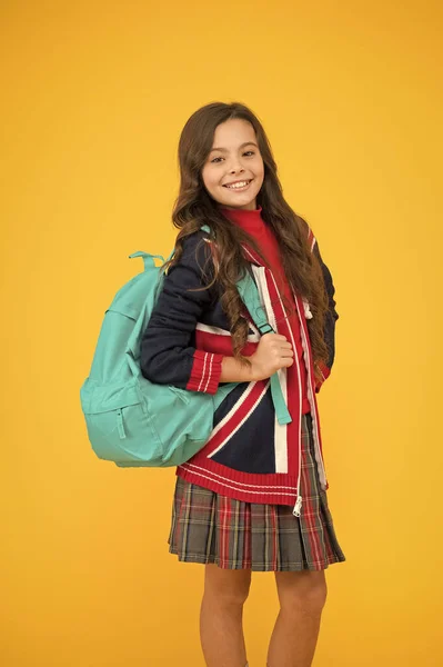 English style fashion. small girl uniform hold backpack. kid with english flag on jacket. go study to england. learning languages. british school in england. vacation in great britain. travel concept — Stock Photo, Image