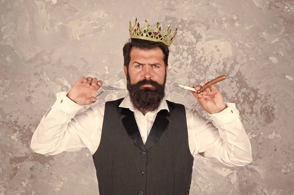 La tendencia de la barba continúa. Gran jefe con barba larga y pelo de bigote. El barbudo sostiene las herramientas para el aseo de la barba. Barba moldeando y peinado. Barbería. A los barberos —  Fotos de Stock