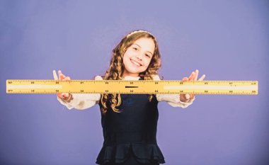 BTMM okul disiplini. Okul öğrencisi geometri öğreniyor. Küçük kız okula geri döndü. Matematik dersi. Eğitim ve bilgi. Büyük cetveli olan öğrenci kız. STEM eğitimi