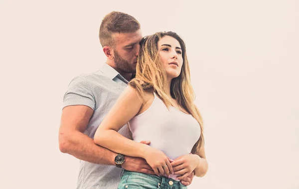 Amor verdadero. Apoyándola. Amor familiar. Devoción y confianza. Pareja enamorada. Juntos para siempre nosotros dos. Historia de amor. Relaciones románticas. Linda relación. Hombre y mujer abrazo naturaleza fondo — Foto de Stock