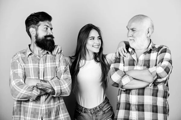 Nós somos um. cabeleireiro e salão de barbearia. estilo de moda. emoções positivas. Jovem com dois homens barbudos. valores familiares. geração e conceito de gênero. relação — Fotografia de Stock