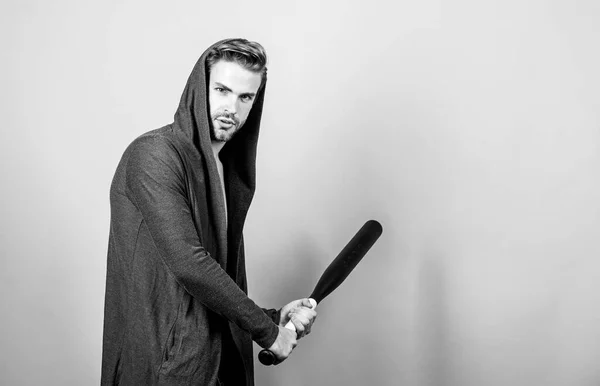 Sport treiben. voller Energie. Sport. Hooligan schlägt zu. Aggression und Wut. Banditenbande und Konflikt. Mann mit Baseballschläger. unrasierter muskulöser Mann kämpft. Sich selbst herausfordern — Stockfoto