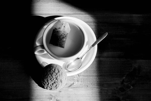 Prozess Tee brauen Keramik-Becher. Inspiration und friedliche Stimmung. Entspannender Kamillentee. Becher heißer Tee und Haferkeks vorhanden. Schnelles Imbisskonzept. Becher gefüllten Tee aus nächster Nähe. Kräutergrünes oder schwarzes Ganzes Blatt — Stockfoto