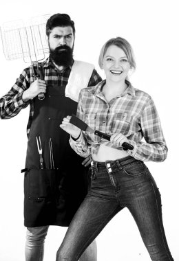 Birbirine aşık çiftler mutfak gereçlerini tutarlar. Sakallı hippi ve kız. Hazırlık. Piknik barbeküsü. Yemek tarifi. Kızarmış et için aletler. Aile hafta sonu. Aileyle harika vakit geçirmek.