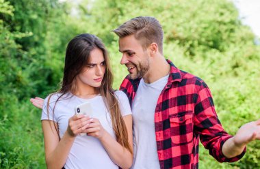 Güvensizlik kavramı. Parktaki kızın telefonunu kurcalayan adam. Kıskançlık. Seyir subayı arıyor. İnternette romantik bir randevu. Kişisel alan kavramı. Kayboldu. Çift açık havada akıllı telefon kullanıyor. Birbirine aşık çiftler. Günlük konsepti