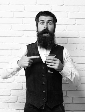 Şaşırdım sakallı, yakışıklı adam.