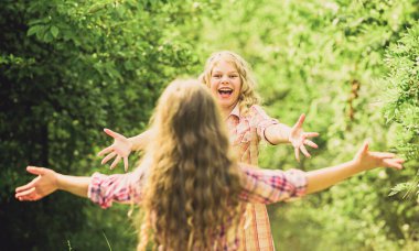 Sevgili dostum. Mutlu kızlar birbirlerini görünce heyecanlanırlar. Sarıl bana. Tanıştığıma memnun oldum. Sonunda birlikteyiz. Mutlu birleşme konsepti. Sonsuza kadar en iyi arkadaş. Koşan mutlu çocuklar birbirleriyle tanışır. Samimi duygular