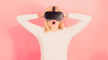3D aygıt teknolojisi deneyimi olan komik bir kadın. Yakın çekim. Sanal gerçeklik gözlüğü takan heyecanlı bir iş kadını. Kendine güvenen genç bir kadın sanal gerçeklik kulaklığını ayarlıyor ve gülümsüyor..