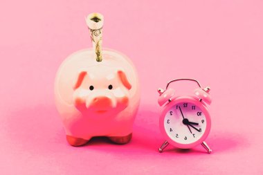 Banka hesabı. İflas ve borç. Borcunu öde. Banka tahsilat servisi. Ekonomi ve finans. Ödeme zamanı. Domuz kumbarası dolar ve çalar saati doldurdu. Finansal kriz. Kredi borcu