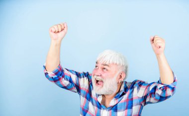 Tatmin oldum, başardım. Olumlu duygular. Sonunda emeklilik. Başarılı bir emeklilik. Hayattaki hedefler. Başarılı adam başarıyı kutluyor. Başarılı hipster, şanslı adam. Büyükbaba mutlu, neşeli, neşeli