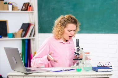 Öğretmen güzel kadın eğitim sürecinin tadını çıkarıyor. Resmi eğitim. Öğretmenler günü. Öğretmenlik zor ama çok tatmin edici bir meslek. Sürekli yeni yetenekler öğreniyor. Sınıftaki sevimli öğretmen kız.