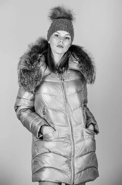 Kunstpelz. Mode Mädchen Winterkleidung. Mode Mantel und Hut. Modetrend. Aufwärmen. Casual Winterjacke etwas stilvoller und haben mehr Komfort Features wie größere Kapuze Pelzbesatz auf der Kapuze — Stockfoto