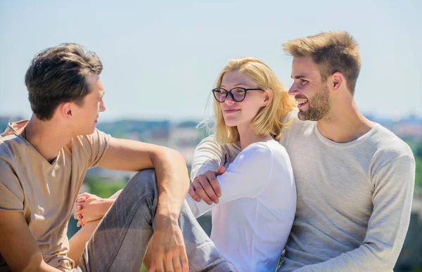 Una historia romántica. amigos alegres. relaciones de amistad. vínculo familiar y amor. vacaciones de verano. tiempo para relajarse. grupo de personas al aire libre. fin de semana familiar. chica feliz y dos hombres —  Fotos de Stock