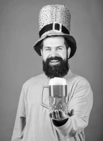 Fresh and green. Irish man with beard drinking green beer. Bearded man toasting to saint patricks day. Celebrating saint patricks day in bar. Hipster in leprechaun hat holding beer mug — Stock Photo, Image