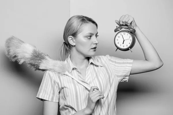 Concepto de perfeccionismo. Mujer mantenga el reloj despertador cepillo de polvo. Todo debe ser perfecto. Chica perfeccionista. Complejo perfeccionista. Trastorno obsesivo compulsivo. Hora de limpiar. Obsesionado perfeccionista —  Fotos de Stock