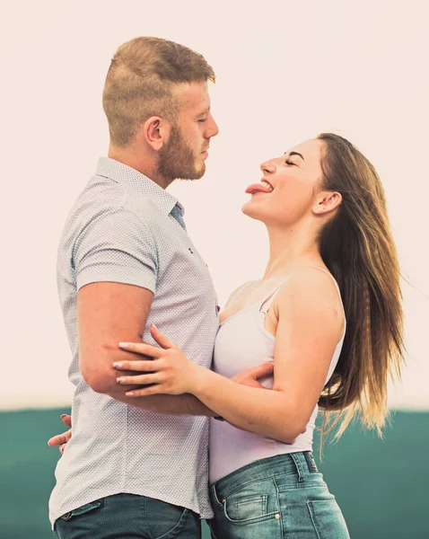 Blij met elkaar. Verliefd stel. familierelaties en geluk. Man en vrouw omhelzen. romantische relatie. Liefdesafspraakje. gezinswaarden. Valentijnsdag. sexy meisje met haar vriend outdoor — Stockfoto