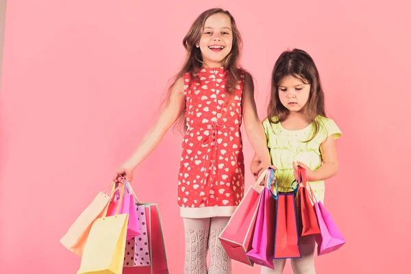 Compras, concepto de infancia y moda. Las damas compran ropa —  Fotos de Stock