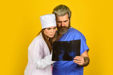 kişisel sağlık. Hasta tıbbi kayıtlarını incele. Teşhis koy. Görevdeki doktor teşhisi tartışır. danışmanlık. X-ray taraması. Radyografi tomografi sonucu. Doktor ve hemşirenin uzman tavsiyesine ihtiyacı var