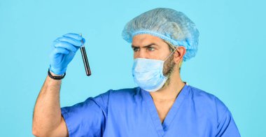 Epidemy sağlık tehlikesi. Solunum maskeli doktor. Hemşire, test tüpüne kanla bak. Çin 'den gelen koronavirüs. Patojen bulaşmış. Hastalıkların yayılma riskini en aza indir. Doktordan hastadan alınan örnekler