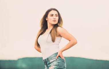 Tarzına güveniyor. Gerçek kız için makyaj. Uzun saçlı seksi kadın. Şık saçlar. Hippi eğilimli bir kadın. Moda modelinin modaya uygun görüntüsü. Moda ve güzellik salonu. Seksi kadın.