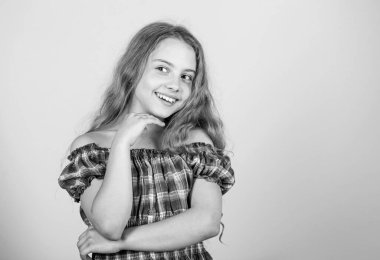 Olumlu duygular. Mutluluk kavramı. Olumlu ol ve gülümsemeye devam et. Şirin gülüşlü sevimli bir manken. Küçük çocuk uzun saçlı, neşeli gülen surat. Küçük kız gülümsüyor. Mutlu çocukluk