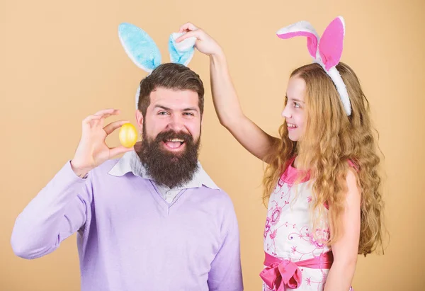 家族の伝統の概念。父と娘は、バニーの耳を着用します。父と子は、イースターを祝います。春の休日。イースターの精神。家族全員のためのイースターの活動。ハッピー イースター。ホリデイ ・ ウサギの長い耳 — ストック写真