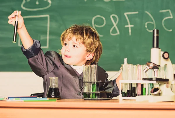 子供は生物化学を学ぶ。男の子の顕微鏡と試験管学校。基礎知識小学校教育。教育実験だ。知識の概念。知識の日だ。調査のためのインスピレーション — ストック写真