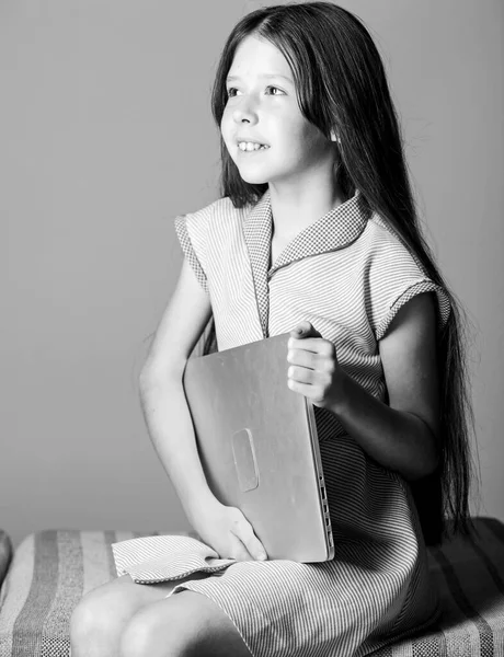 Usando tecnologias modernas. escola em casa. Internet 4G. estudar online. E aprender em aula particular. A rapariga tem aulas particulares. de volta à escola. aluna menina pequena com laptop. Cursos online educação — Fotografia de Stock