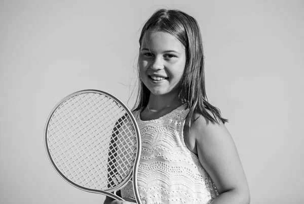 Bellezza sportiva. Ragazza con racchetta da tennis. attività sportiva estiva. bambino energico. felice e allegro. gioco sportivo gioco. Giochi estivi all'aperto. giocare a tennis. felicità infantile. stile di vita sano — Foto Stock