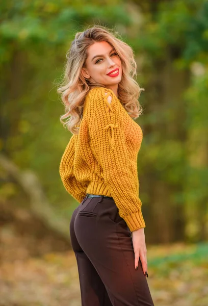 Модний одяг. Прогулянка в осінній парк. Дивовижна дівчина носить в'язаний светр. Стиль це все про баланс. Жінка носить теплий светр природному фоні, осквернений. Чудова дама відчуває себе затишно у вовняному светрі — стокове фото