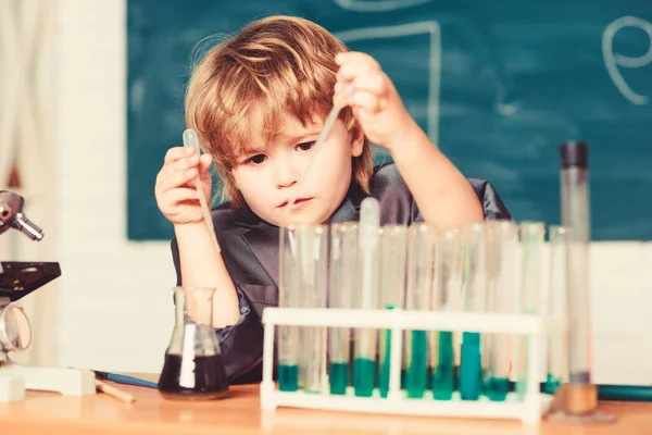 소년 시험 튜브 다채로운 액체 화학 학교 교실입니다. 아이 연구 화학. 생명 공학 및 약국. 천재 학생. 화학 분석. 과학 개념. 화학 실험을 하는 원더킨드 — 스톡 사진