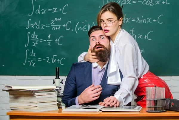 Omg. Relazioni all'interno della scuola. Coppia sottomissione nelle relazioni amorose. Donna sexy dominano le relazioni. Relazioni intime tra insegnante e studente — Foto Stock