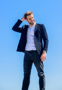 Ofis çalışanı. Kusursuz görünüyorsun. Çalışmaya hazırım. Erkek modası. Resmi tarz. Kendine güvenen yakışıklı iş adamı. Yakışıklı bir manken. Resmi takım elbiseli yakışıklı adam mavi gökyüzü arkaplanı