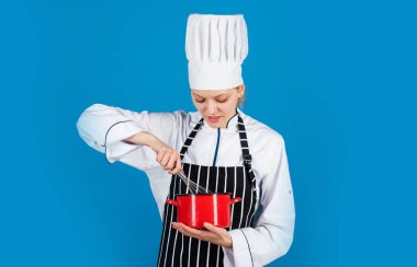 Aşçılık okulu kursları. Mutfak aletleri, tencere ve tencere. Tencere Aşçısı ve Yemek Ustası. Tencereli şef aşçı. Önlüklü ve şapkalı bir kadın. Yemek dersime gel.
