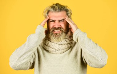 Vahşi erkek kışın grip olur. Örgü kıyafetle ısıt. Sakallı hippi hasta. Çin 'den gelen koronavirüs. Virüs enfeksiyonunu önlemek. Soğuk algınlığı olan adam baş ağrısı hisseder. İlk belirtiler öksürük ve burun akıntısı.