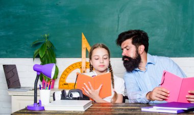 Okula dönüyorum. Matematik geometrisi. Biyoloji kimya dersi. Baba ve kızı sınıfta çalışıyor. Eğitim ve bilgi. Sınıfında küçük bir kız olan sakallı bir öğretmen. Eğitim okulu konsepti