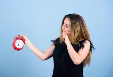 Zaman ve yaş kavramı. Günaydın. Kadının geç kalması. İş için son gün. Zaman yönetimi. Zaman dilimi. Dakiklik ve disiplin. Kız çalar saati tutuyor. Rejim erken uyanma. Zil çalıyor.