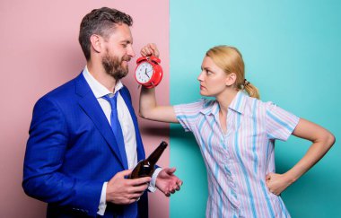 Daha fazla beklemek yok. mutsuz bir hayat. Alkolik adam şarap içer. Kadın alarmlı saati gösteriyor. Karım, kocanızın neden eve bu kadar geç geldiğini merak ediyor. Aile rutini. İlişki sorunları. Aile psikolojisi