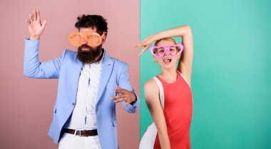 Birlikte dans etmek. Keyfin yerinde. Rahatla ve eğlen. Şirket kültürü. Tatili kutluyoruz. Sakallı adam, güzel kadın parti gözlükleri kutluyor. Çiftler eğleniyor. Ofis partisi. Başarı kutlaması