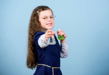 Okul laboratuarı. Okulun kimya dersi. Kız öğrenci ineği. Bilimsel deney. Kimyasal analiz. Okul eğitimi. Kimya ve biyoloji. Genetik olarak modifiye edilmiş organizma. Çevre keşfediliyor