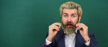 Okul duyurusu kursları. Okul reklamı konsepti. İlham verici alıntılar. Üniversite tarafından tanıtılıp hoş karşılandı. Öğretmen konuyu açıkla. Okulun önündeki erkek öğretmen yazı tahtası kopyalama alanı