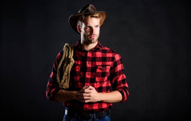Lasso, rodeo yarışmaları kullanırdı. Şapka tutan adam. Amerikan kovboyunun kementi. Kementle bağlanabilir ya da paketlenebilir. Acımasız ve kendinden emin. Batı hayatı. Erkek traşsız kovboy arka planı