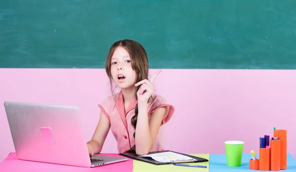 Έξυπνο κορίτσι του σχολείου. Έξυπνη μαθήτρια στην τάξη. Πίσω στο σχολείο. Ηλεκτρονική εκπαίδευση. Δουλεύω πάνω στο σχέδιο. μικρό κορίτσι μαθητής με φορητό υπολογιστή. Μελέτη παιδικής ηλικίας στο διαδίκτυο. Ημέρα γνώσης. 4G internet για weblog — Φωτογραφία Αρχείου