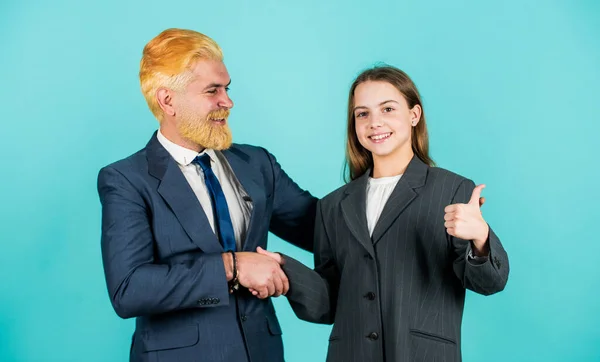 Carriera futura. Affari di famiglia. partnership. lavoro di squadra tra figlia e padre. incontro d'affari. moderna vita d'ufficio. uomo d'affari tinto capelli biondi. piccola ragazza in giacca tuta oversize — Foto Stock