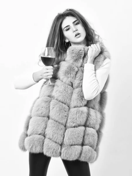 Концепция гедонизма. Леди кудрявая прическа любит дорогое вино класса люкс. Причины пьют красное вино зимой. Девушки моды макияж носить шуба держать бокал вина. Алкоголь и холодная погода. Женщина наслаждается вином — стоковое фото